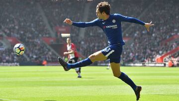 El lateral español del Chelsea, Marcos Alonso, durante un partido.