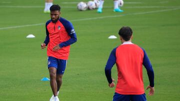 MAJADAHONDA (MADRID), 02/09/2023.- El centrocampista franc谷s del Atl谷tico de Madrid Thomas Lemar (i) durante el entrenamiento de este s芍bado en la Ciudad deportiva de Majadahonda, en preparaci車n del partido liguero del pr車ximo domingo ante el Sevilla. EFE/ Zipi Aragon