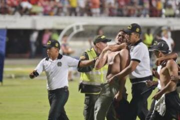 Cúcuta sigue sin ganar y ya es penúltimo del torneo con ocho puntos. Ante la invasión de campo por parte de sus hinchas, la plaza podría ser sancionada.