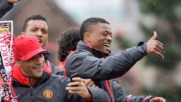 Patrice Evra, con el trofeo de la Premier conquistado en 2011.