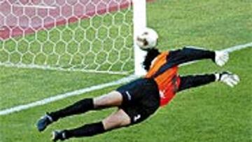 <b>TORRADO, DECISIVO</b>. Así entró el balón en la portería de Ecuador.