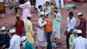 Muslim devotees greet each other after offering a special morning prayer to kick off the Eid al-Adha festival, the feast of sacrifice, at Jama Masjid mosque in New Delhi on August 1, 2020. (Photo by Money SHARMA / AFP)