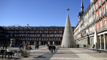 El árbol de Navidad adorna la Plaza Mayor, en Madrid, España, a 10 de noviembre de 2020. Debido a las medidas de limitación de movilidad para hacer frente a la pandemia del COVID-19, los comercios y locales de restauración continúan a la espera de un turismo que, con los ojos puestos en la Navidad, sigue sin previsión de llegar.
10 NOVIEMBRE 2020;COVID-19;NAVIDAD 2020;CORONAVIRUS
Óscar Cañas / Europa Press
10/11/2020