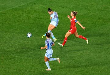 Aitana robó un balón en la salida y Jenni Hermoso estuvo muy lista para anotar el quinto tanto de la selección española en el partido. 