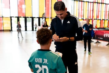 Fernando Hierro firma un autógrafo a uno de los niños asistentes.