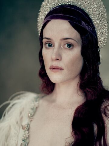 Claire Foy es una muy reconocida actriz británica. Entre muchos de sus papeles, destaca su aparición en la famosa serie 'The Crown', por la que sería ganadora de varios premios como el Globo de Oro a 'Mejor Actriz' en 2016 y también un Emmy en 2018. Esta actriz define su vida como una ironía puesto que "alguien que realmente no disfrute de que le vean y acaba siendo actriz". También se identifica con todos los tipos de Julieta que puede haber en la historia porque "cuando estás enamorada, pasas por todas esas emociones distintas".