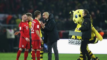 Guardiola abronca a Joshua Kimmich en presencia, entre otros, de la mascota del Dortmund, la abeja Emma.