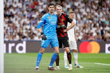 Courtois defiende a Haaland.