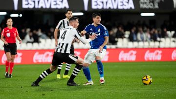 Alcalá vio la quinta amarilla ante el Real Oviedo.