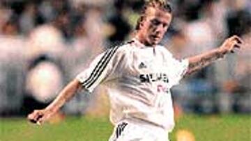 <B>GOLPEO SUAVE Y LARGO</B> Becks se acomoda, ve a Ronaldo desmarcarse y lanza con su estilo inconfundible.