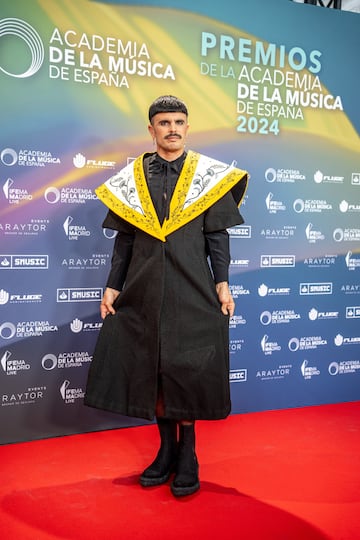 Rodrigo Cuevas posa en los Premios de la Academia de la Música.