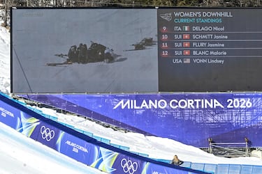 Una pantalla gigante muestra a la estadounidense Lindsey Vonn cayendo mientras compite en el evento de descenso femenino.