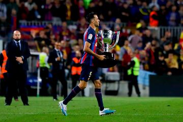 El Barcelona levanta el trofeo de LaLiga en el Camp Nou