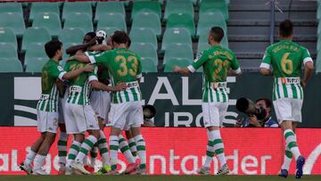 SEVILLA, 16/05/2021.- Los jugadores del Real Betis celebran el gol de Borja Iglesias a la SD Huesca en el partido correspondiente a la jornada 37 de LaLiga Santander que estos dos equipos juegan hoy en el estadio Benito Villamar&iacute;n. EFE/Julio Mu&nti