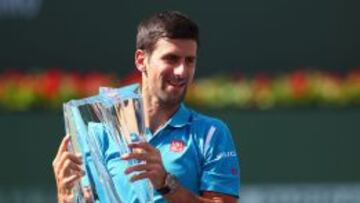 Novak Djokovic posa con el trofeo de campeón del Masters 1.000 de Indian Wells.