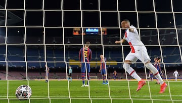 Kylian Mbappé celebra su tercer tanto y cuarto de su equipo ante el Barcelona.