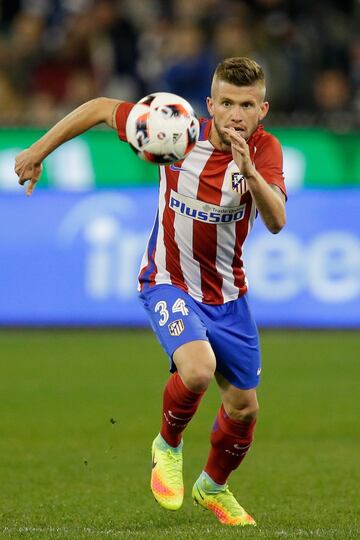 En la 2016-17 debutó un futbolista que apuntaba alto, cuyo paso por el Atlético no estuvo a la altura y que rehace su carrera en Brasil: Caio Henrique. Jugó sólo un partido, ante el Guijuelo, el mismo en que debutaron Rober, Juan Moreno y Olabe. Está a préstamo en Gremio tras otra cesión en Fluminense.