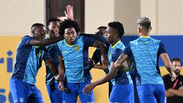 Ecuador's midfielder Moises Caicedo (L), Ecuador's defender Angelo Preciado (C) and Ecuador's forward Djorkaeff Reascos (R) take part in a training session at Mesaimeer SC training facilities in Doha on November 28, 2022, on the eve of the Qatar 2022 World Cup football match between Ecuador and Senegal. (Photo by Raul ARBOLEDA / AFP)