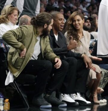  Jay-Z (C), junto a su novia y cantante Beyonce (D) y el actor Jake Gyllenhaal (I).