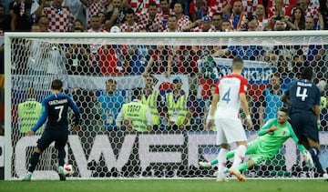 La polémica llegó en el minuto 35 un córner de Francia termina golepando el brazo de Perisic. El árbitro Néstor Pitana, tras consultar con el VAR pitó penalti y Griezmann desde los 11 metros no falló ante Subasic