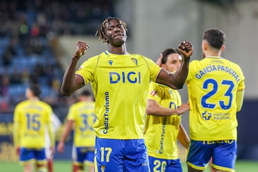 Cuatro goles en los últimos cuatro partidos. Esa es la carta de presentación de un Dawda que ha cogido un puesto en el ataque del Cádiz y no quiere soltarlo. Doblete ante el Castellón con dos goles de delantero puro.