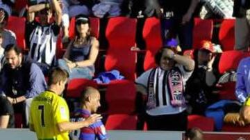 <b>INSUPERABLE. </b>Rubén, portero del Cartagena y mejor jugador del partido, evita el gol de Mikel Rico.