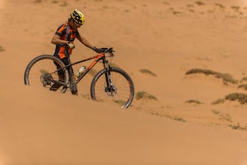 El paso de Épica por una de las dunas más grandes del mundo