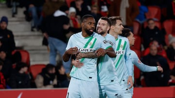 PALMA, 15/02/2026.- El delantero congoleño del Betis Cédric Bakambu (i) celebra su gol, segundo gol del equipo andaluz, durante el partido de la jornada 24 de LaLiga que RCD Mallorca y Real Betis disputan hoy domingo en el estadio de Son Moix. EFE/CATI CLADERA