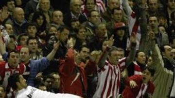 <b>GRAN INTENSIDAD. </b>En el minuto 13, Garay cortó un ataque del Athletic con tanta potencia que se salió del campo y se cayó detrás de las vallas publicitarias.