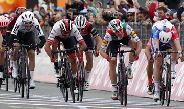 El ciclista colombiano se quedó con la tercera jornada del Giro de Italia tras la descalificación al corredor italiano por un movimiento ilegal en el sprint.