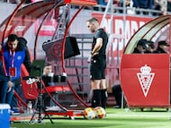 Pablo Monterrubio revisa el FVS en el Real Murcia-Sabadell de Primera Federación.