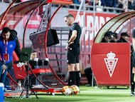 Pablo Monterrubio revisa el FVS en el Real Murcia-Sabadell de Primera Federación.