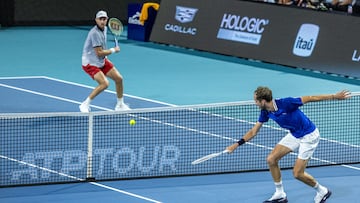 Miami (United States), 27/03/2024.- Daniil Medvedev of Russia (R) in action against Nicolas Jarry of Chile during their men's quarterfinals match at the 2024 Miami Open tennis tournament, in Miami, Florida, USA, 27 March 2024. (Tenis, Rusia) EFE/EPA/CRISTOBAL HERRERA-ULASHKEVICH
