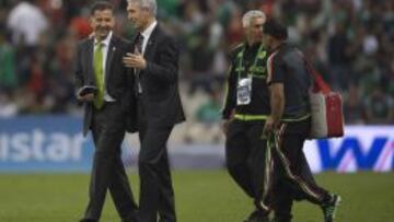 Juan Carlos Osorio platica con Benito Floro al término del partido.