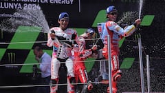 Domenicali, al fondo con camisa blanca, compartió podio en Montmeló con los tres gallos de Ducati.