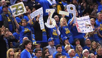 Los aficionados de Golden State Warriors celebran el 73-9.