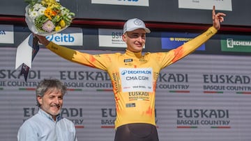 BILBAO, 06/04/2026.- El ciclista francés del Decathlon CMA CGM Team, Paul Seixas, celebra en el podio con el maillot amarillo la victoria conseguida en la etapa inicial de la 65 edición de la Itzulia Basque Country (Vuelta al País Vasco), disputada este lunes en Bilbao. EFE/Javier Zorrilla