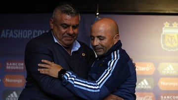Buenos Aires, 01 de Junio2017
Jorge Sampaoli asume como el Nuevo DT de la Selección Argentina, en el Predio de la AFA.
Sampaoli y Tapia el Presidente de la AFA
Foto Ortiz Gustavo
01/06/17 SAMPAOLI NUEVO ENTRENADOR DE LA SELECCION ARGENTI