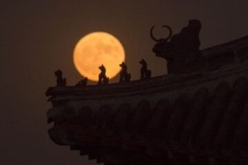 La superluna en la Ciudad Prohibida de Pekín, China. 