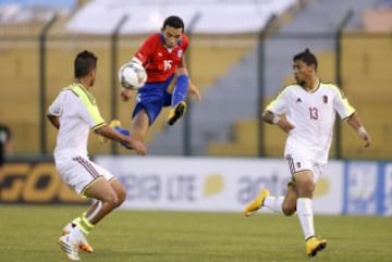 Rodrigo Echeverría y Cristián Cuevas anotaron para un 2-0 que pone en la disputa a Chile.