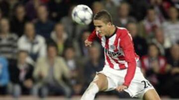 <b>EL ATLETI FUE SU VERDUGO EN 2008. </b>Afellay salta por encima de Ujfalusi durante el PSV-Atlético (0-3) del 16 de septiembre de 2008 en el Philips Stadion.