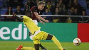 Bailly se lanza al suelo para evitar un remate.