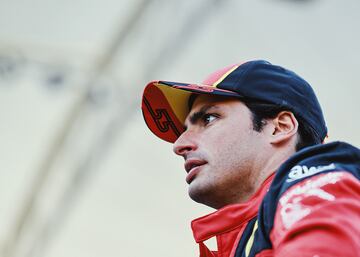 El piloto español de Ferrari Carlos Sainz antes del inicio de la carrera del Gran Premio de Bahréin 2023.