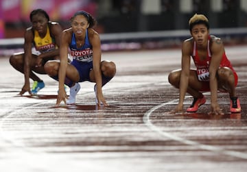 Shaunae Miller-Uibo, Allyson Felix y Salwa Eid Naser tras la final de los 400 metros.   