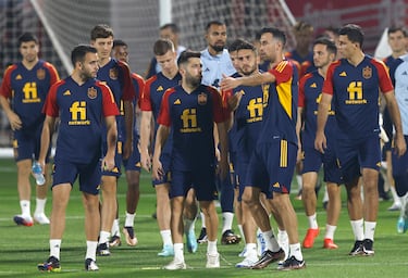 Sergio Busquets charla con el grupo durante el entrenamiento. 

