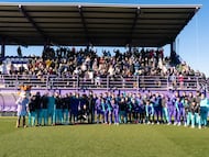 La plantilla del Real Valladolid posó junto a centenares de aficionados.