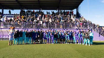 La plantilla del Real Valladolid posó junto a centenares de aficionados.