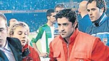 <b>VERGONZOSO. </b>Juande Ramos tuvo que ser retirado en camilla del césped del estadio Ruiz de Lopera.