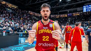 Santi Yusta, alero de la Selección, celebra la victoria ante Eslovaquia en Bratislava.