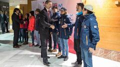 El esquiador de slopestyle Josito Arag&oacute;n saluda al Rey Felipe VI durante la inauguraci&oacute;n de los Mundiales de Snowboard y Freestyle de Sierra Nevada.